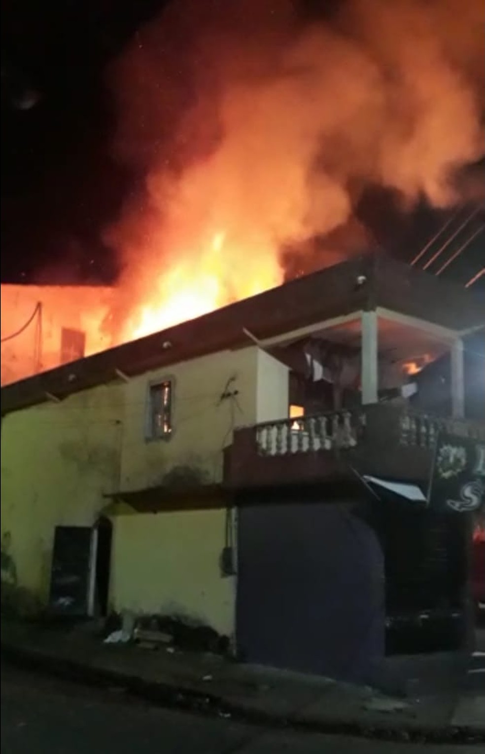 Casa atingida por fogo fica nos altos de uma borracharia.  — Foto: Reprodução/ TV Liberal