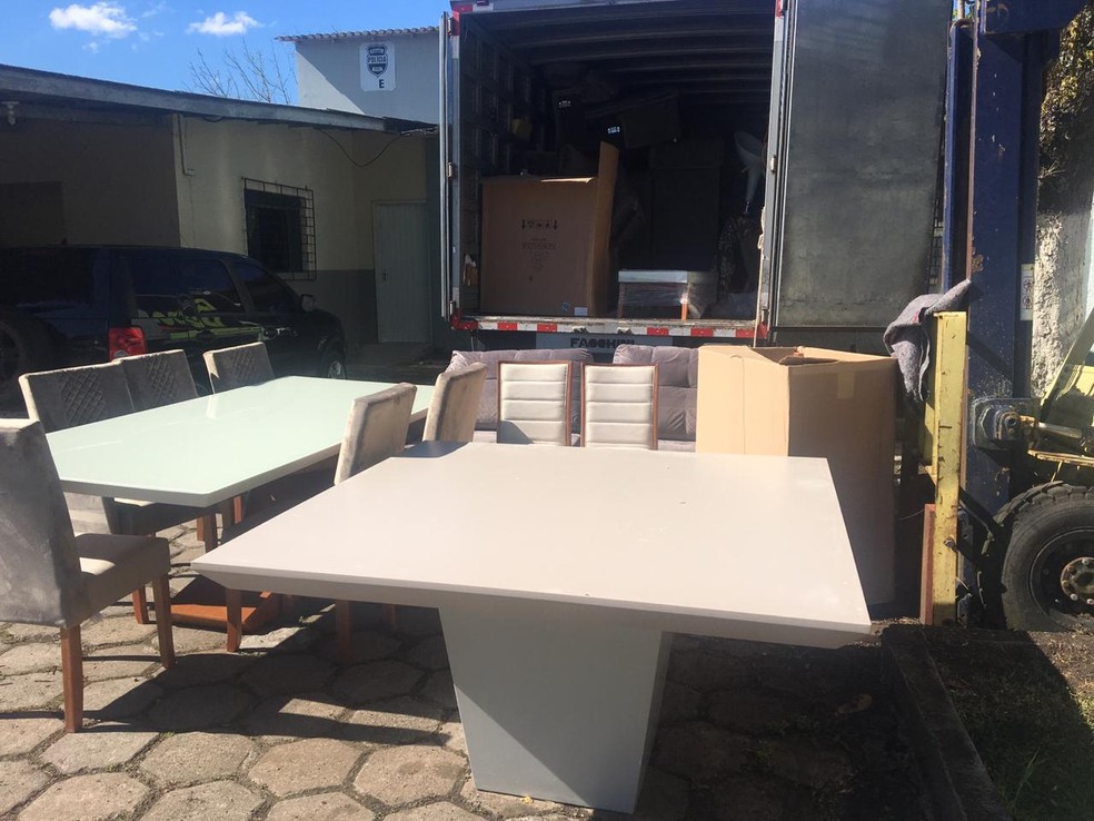 Com os suspeitos, foram apreendidos mesas, cadeiras, sofás e outros produtos, em São José dos Pinhais — Foto: Divulgação/Polícia Civil