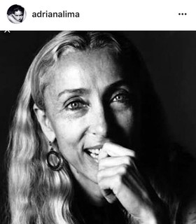 "Minhas condolências para a família e amigos de Franca Sozzani", postou Adriana Lima      