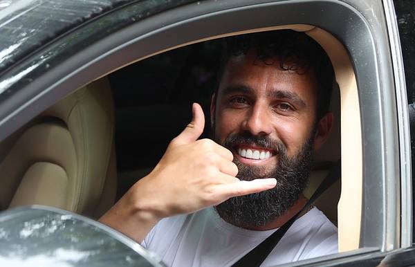 Frota de Jandrei: Titular do São Paulo já teve Mercedes furtada na Itália.