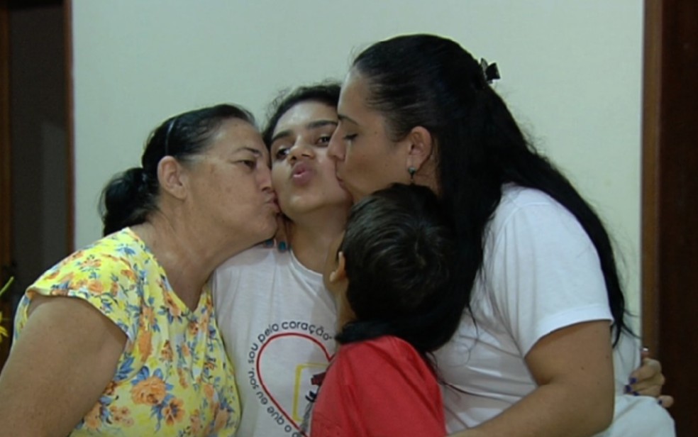 Hiasmyn e a famÃ­lia dela, em Bela Vista de GoiÃ¡s â Foto: ReproduÃ§Ã£o/TV Anhanguera
