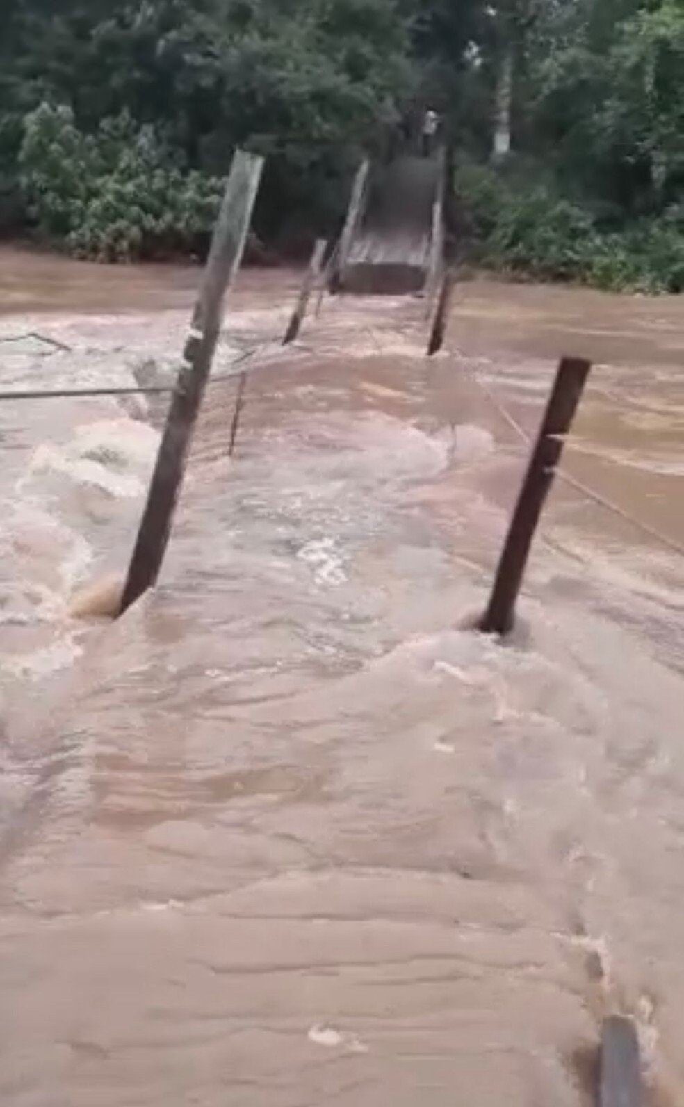 Água invadiu ponte após chuvas fortes em Barra do Bugres (MT) — Foto: Reprodução