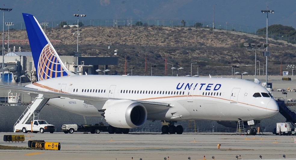 Avião da United Airlines no aeroporo de Los Angeles — Foto: ROBYN BECK / AFP 