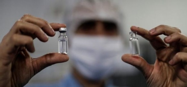 BBC: A vacina de Oxford, criada em parceria com a AstraZeneca, está na fase final de testes (Foto: EPA VIA BBC)