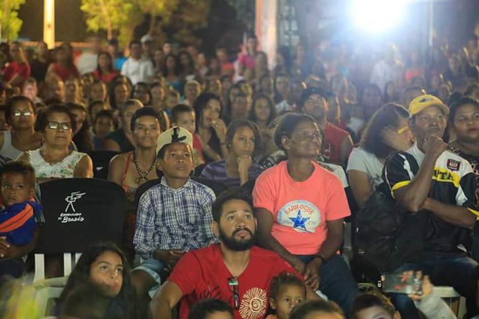 Cerca de 2 mil pessoas se reuniram em uma praça de Urucuia para assistir ao filme junto ao Marcello e Dona Joana — Foto: Ratão Diniz/ Arquivo Pessoal