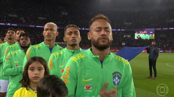 Fita tapa as cinco estrelas da seleção brasileira em manifestação antirracista — Foto: Reprodução/Globo