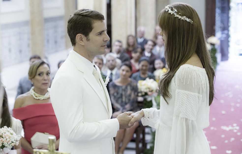 Vitor consegue realizar seu grande desejo: se casar com Alice! (Foto: Ellen Soares/Gshow)