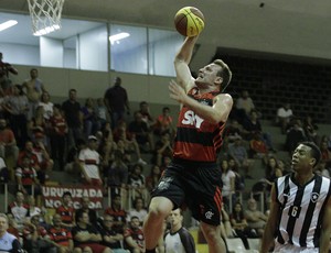 Novo maestro do Fla, Rafael Luz estreia com defesa forte e enterrada