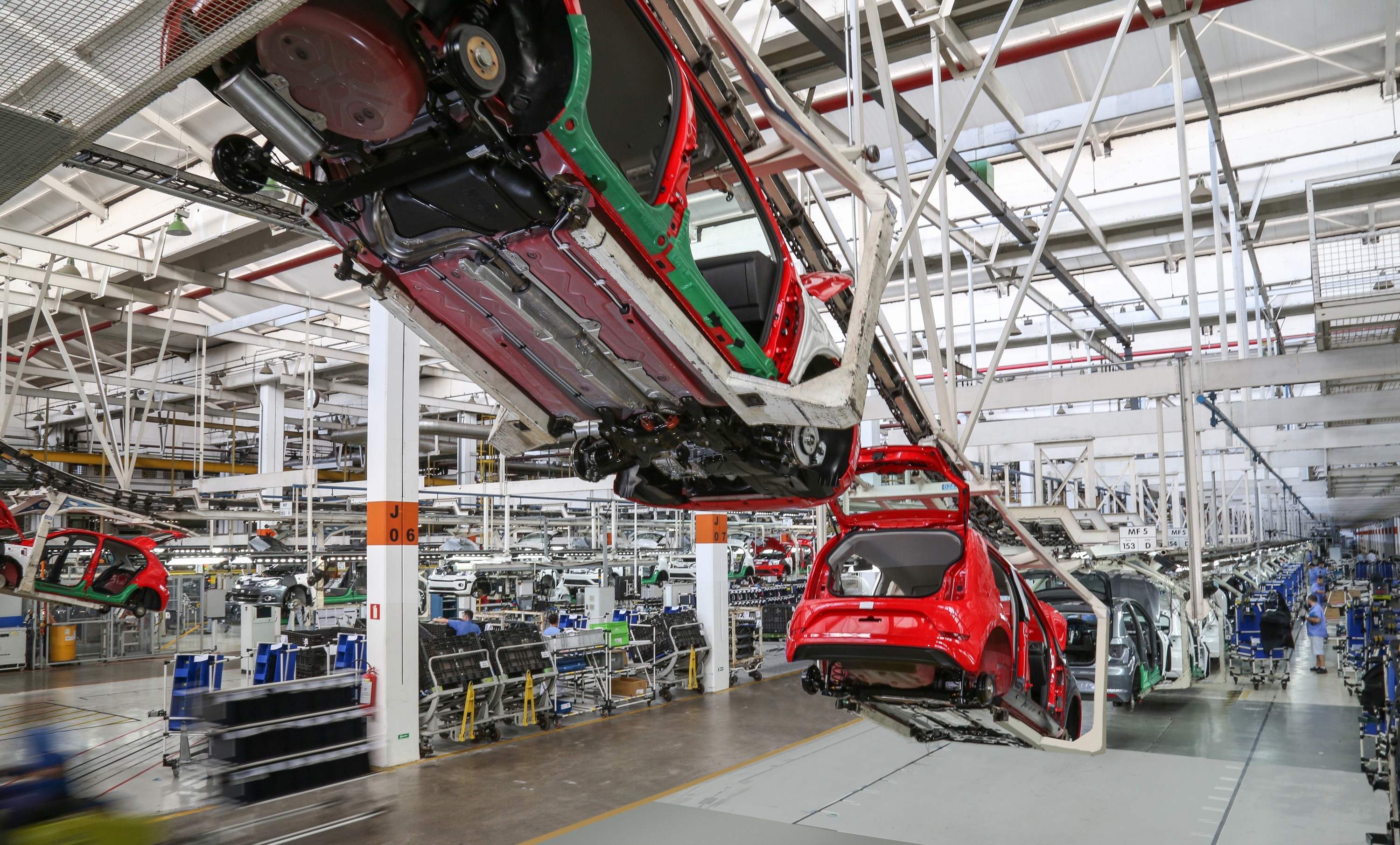Volkswagen anuncia acordo com sindicatos para a redução de 30% na jornada de trabalho no Brasil thumbnail