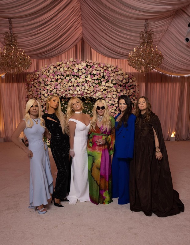 Donatella Versace, Paris Hilton, Britney Spears, Madonna, Selena Gomez and Drew Barrymore (Photo: Playback/Instagram)