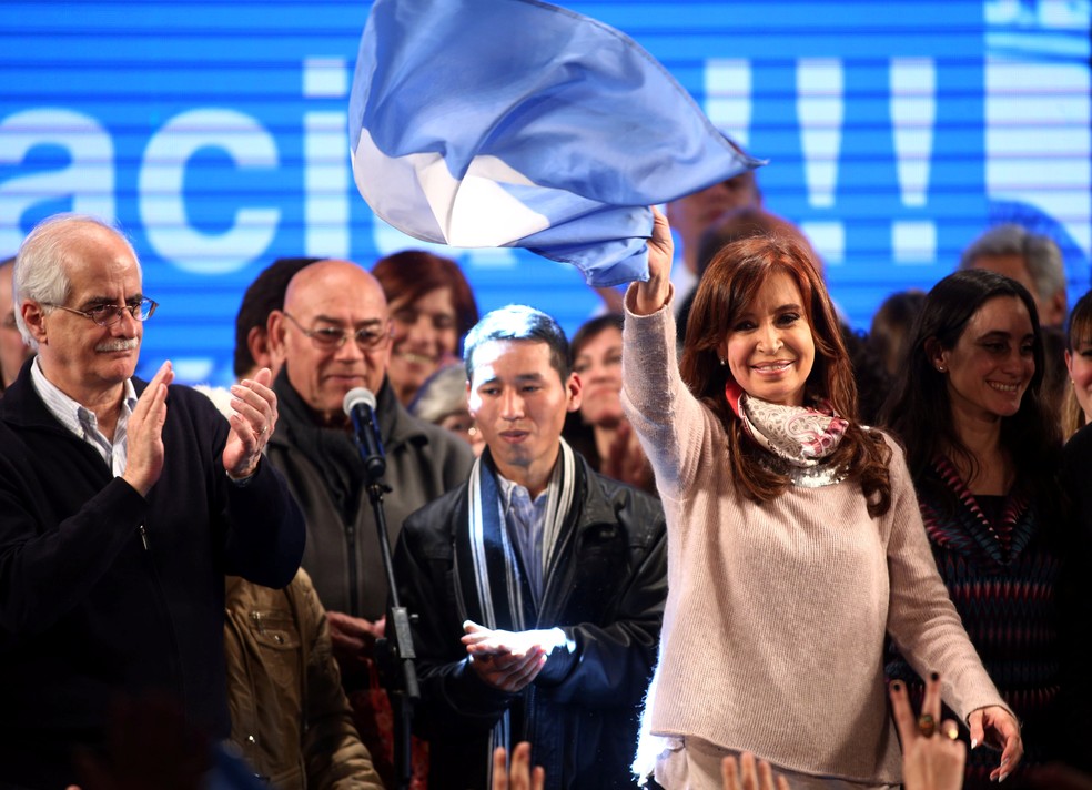 Cristina Kirchner cumprimenta apoiadores nesta segunda-feira (14) após apuração provisória das primárias legislativas na Argentina (Foto: Reuters/Marcos Brindicci)