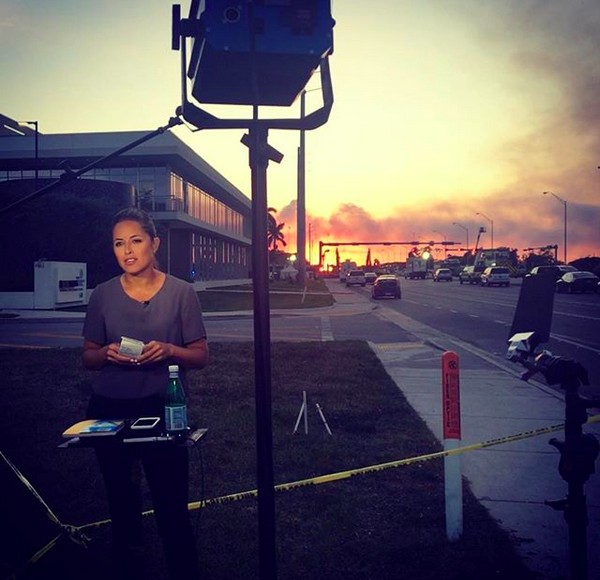 A jornalista Kaylee Hartung durante as gravações de uma matéria (Foto: Instagram)