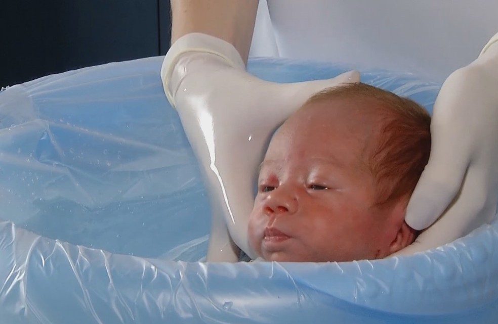Banho faz com que o bebê se sinta como se ainda estivesse no útero da mãe  — Foto: Reprodução/TV TEM