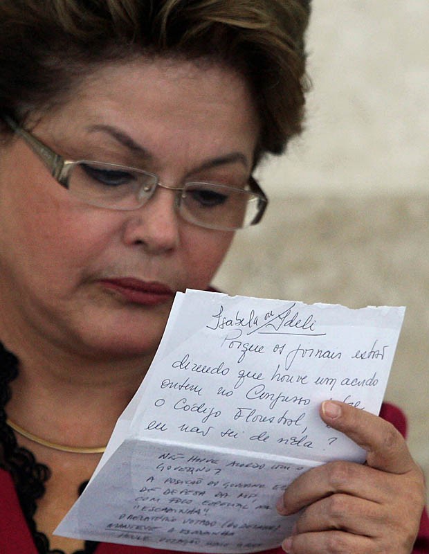 Dilma lê bilhete durante cerimônia no Palácio do Planalto (Foto: Beto Barata/AE)