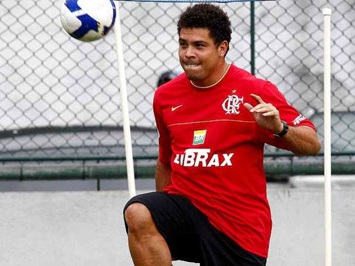 Como era o mundo do futebol quando Bolt conquistou primeiro ouro olímpico