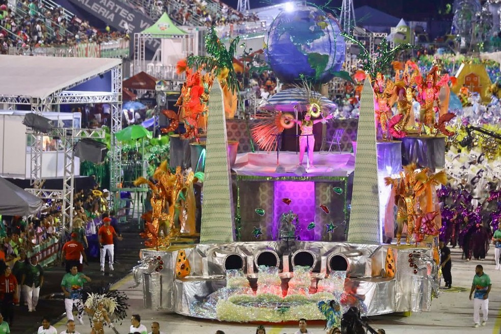 A escola de samba Aparecida, no desfile Carnaval de Manaus  — Foto: Secom