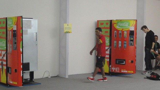 máquinas de refrigerante quebradas no media center (Foto: Zé Gonzales)