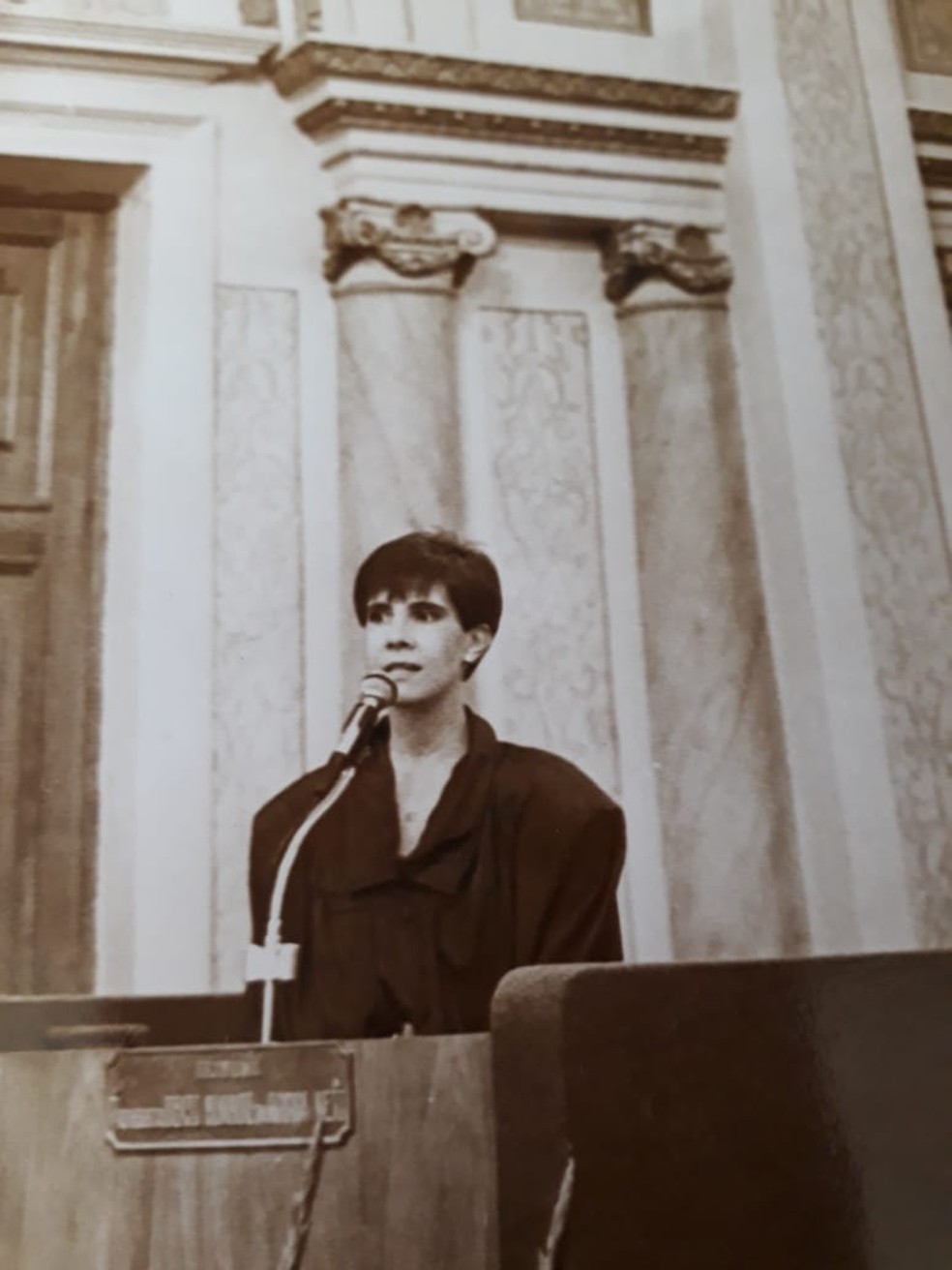 A então vereadora Marlene Zannin discursa na tribuna da Câmara  — Foto: Arquivo pessoal