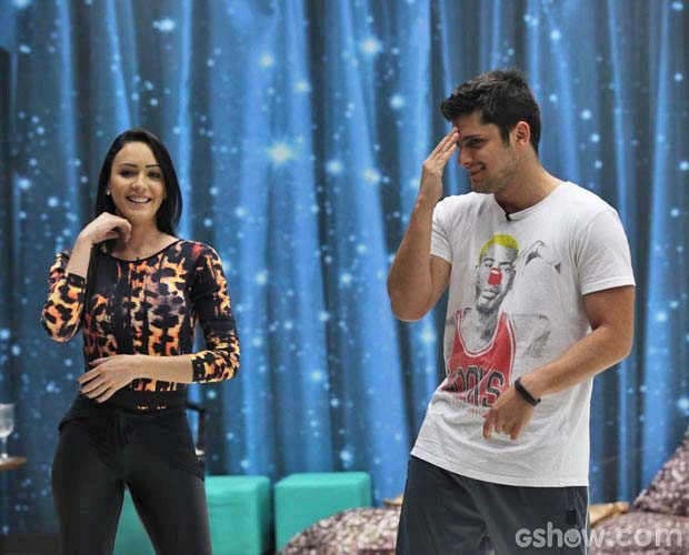 Bruno Gissoni brinca com bailarina: ' Você gosta de pegada, né?' (Foto: TV Globo / Camila Camacho)
