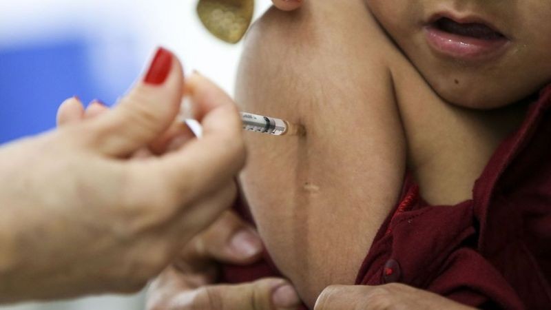As primeiras doses da vacina, com vírus inativado, são aplicadas aos 2, 4 e 6 meses de idade por meio de injeção intramuscular (Foto: Marcelo Camargo/Agência Brasil)
