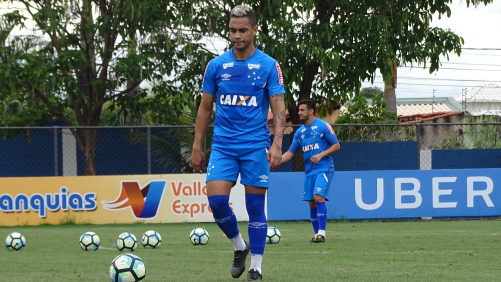 Bryan segue? Galhardo fica? Mano evita avaliar futuro de laterais em público