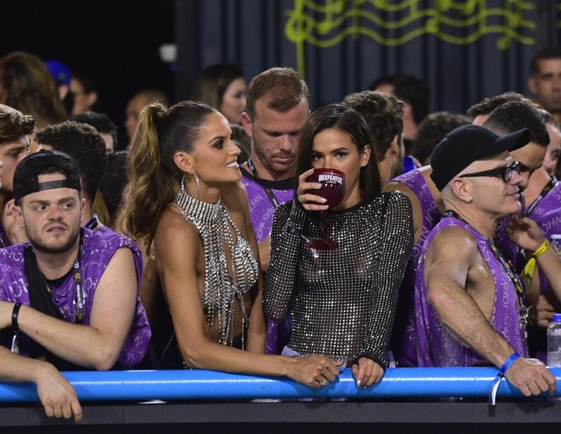 AGN_1512394 - rio de Janeiro, BRASIL  - Bruna Marquezine , Izabel Goulart e fernanda Motta encontram Sabrina Satto na Frisa do N1 na Sapucai no Rio de JaneiroPictured: Bruna Marquezine , Izabel Goulart e fernanda Motta encontram Sabrina Satto AgNe (Foto: Leo Franco / AgNews)