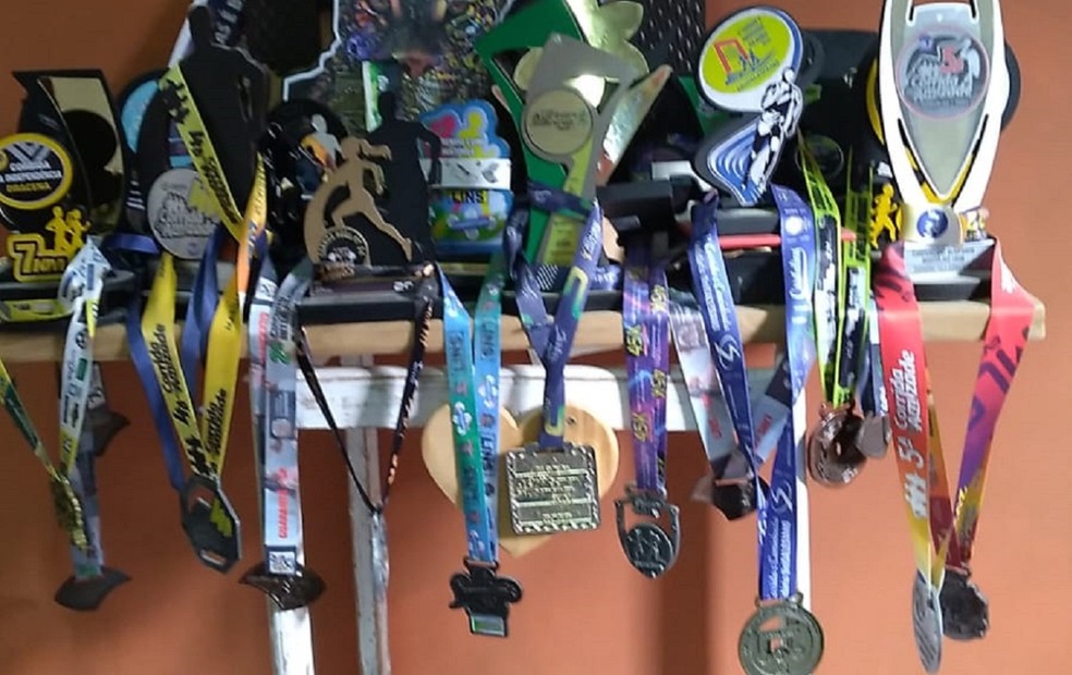 Coleção de medalhas do corredor de Lins — Foto: Arquivo pessoal