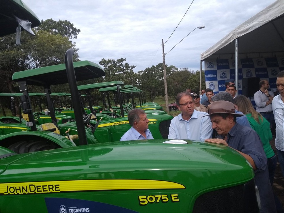 Governador cassado participou da vistoria de mÃ¡quinas agrÃ­colas (Foto: DivulgaÃ§Ã£o/Governo do Tocantins)