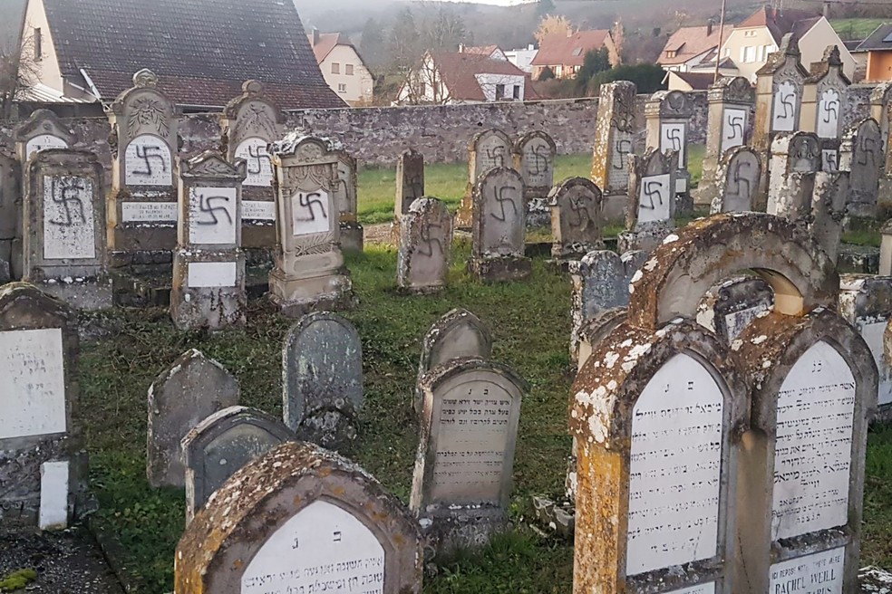 Cemitério judaico na França é profanado com desenhos de suásticas | Mundo |  G1