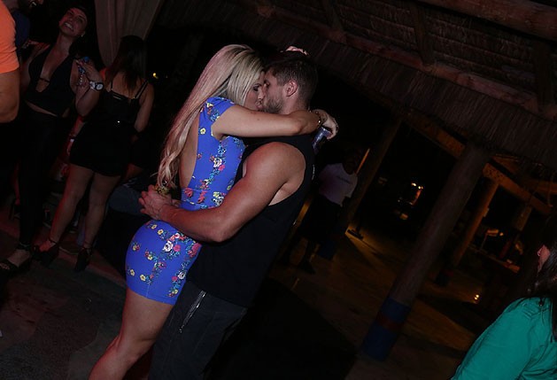 O ex-BBB Jonas beija loira no Aloha Beach Resort (Foto: Raphael Mesquita/Divulgação)
