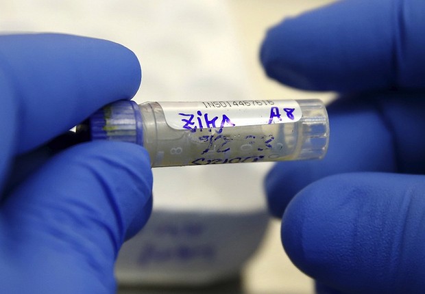 Um laboratorista analisa amostra de sangue de paciente infectado pelo zika vírus no Instituto Nacional de Saúde de Lima (Foto: Mariana Bazo/REUTERS)