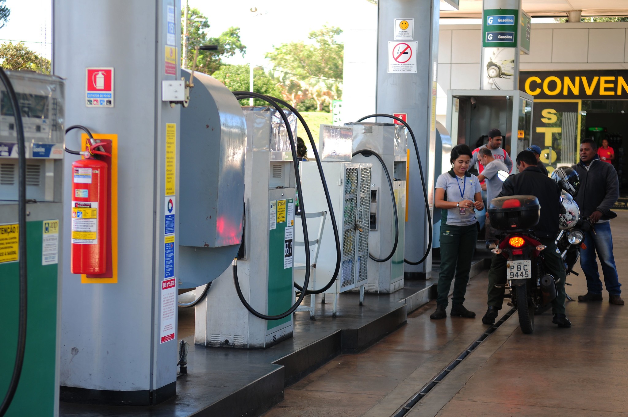 Petrobras reduz preço da gasolina em 8% nas refinarias; diesel cai 4% thumbnail