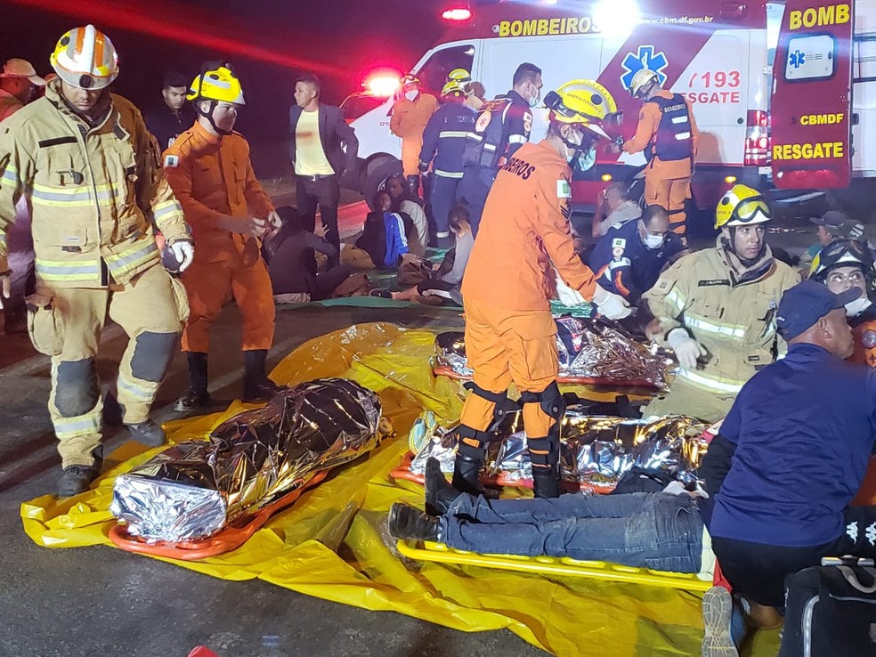 Colisão frontal entre um ônibus e um carro de passeio na DF-128 deixou um homem de 31 anos morto e 16 pessoas feridas — Foto: Corpo de Bombeiros/Divulgação