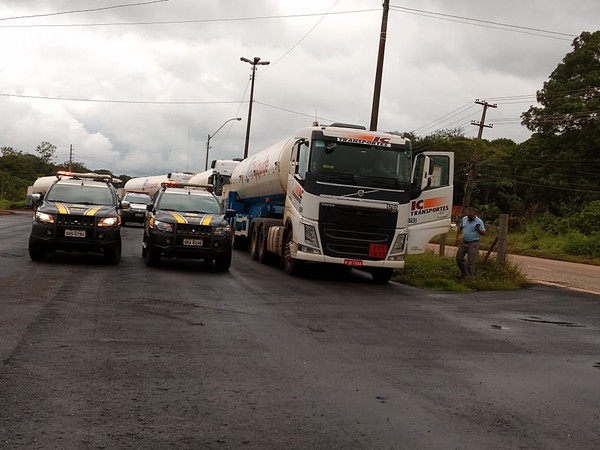 PRF escolta caminhões que levam oxigênio para Manaus — Foto: Jheniffer Núbia/G1