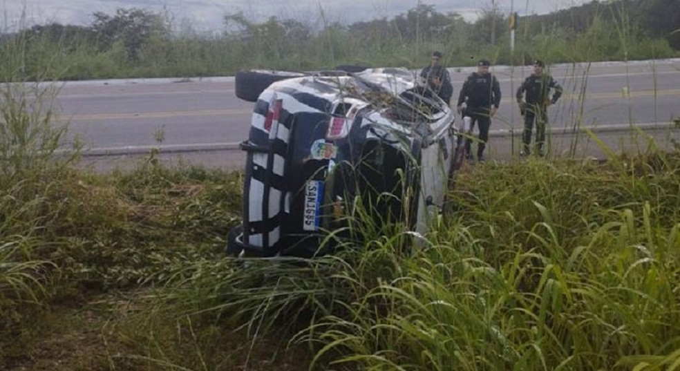 Viatura policial capota e deixa três policiais feridos na cidade de Barro, no interior do Ceará — Foto: Reprodução