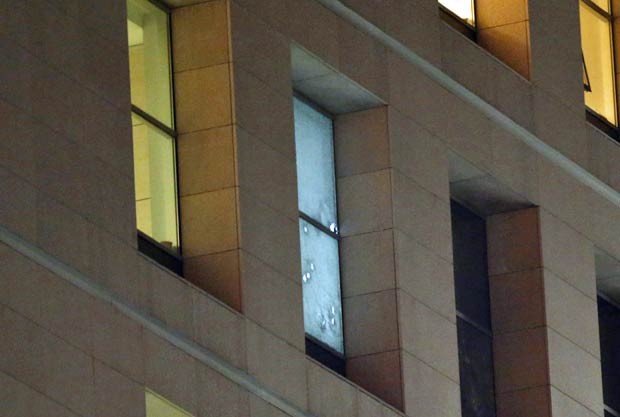 Janela com buracos de bala é vista de longe após a entrada de policiais no Palácio da Justiça em Istambul (Foto: Osman Orsal/Reuters)