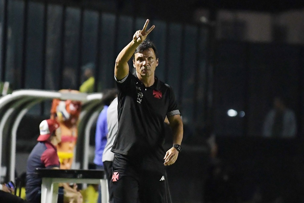 Z� Ricardo gesticula na estreia do Vasco na s�rie B do Brasileir�o � Foto: Alexandre Dur�o