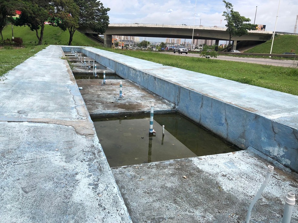 Em meio a alta de casos de dengue, fonte luminosa desativada acumula água parada na Zona Sul de Natal — Foto: Vinicius Marinho/Inter TV Cabugi