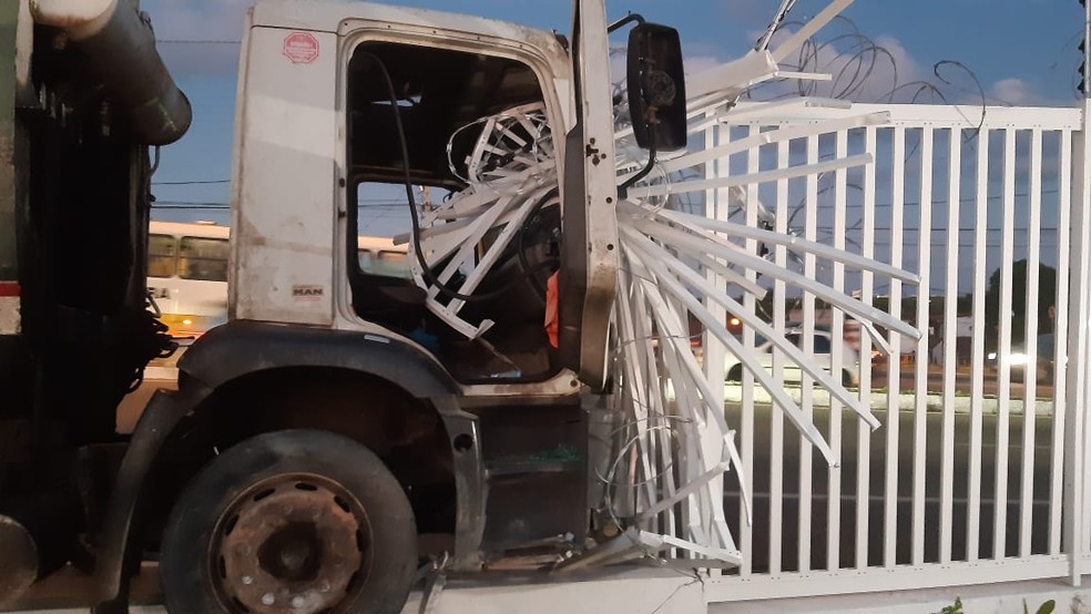Motorista perde controle e caminhão derruba grade de escola na Zona Norte de Natal — Foto: Sérgio Henrique Santos/Inter TV Cabugi