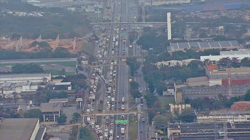 Engarrafamento na Dutra durante ato contra protesto contra preço de combustíveis — Foto: Reprodução/TV Globo