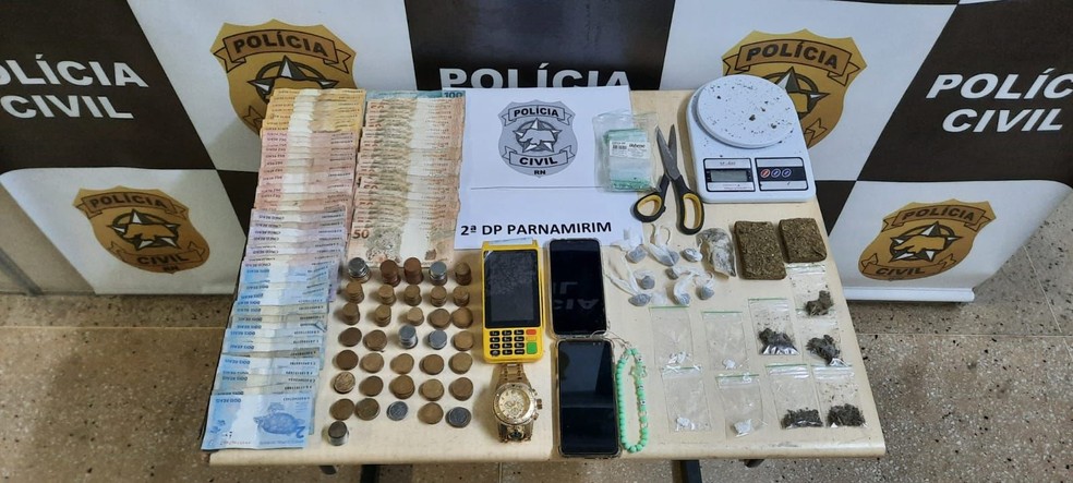 Drogas, dinheiro e outros materiais foram apreendidos em conveniência usada como fachada para tráfico de drogas na Grande Natal, — Foto: Polícia Civil