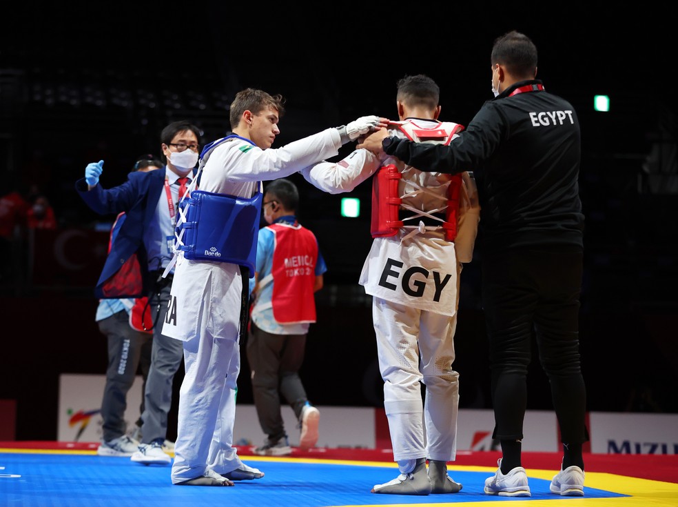 Nathan Torquato cumprimenta Homaed Elzayat, que se lesionou na semifinal e participou de forma protocolar na final — Foto: THOMAS PETER/Reuter