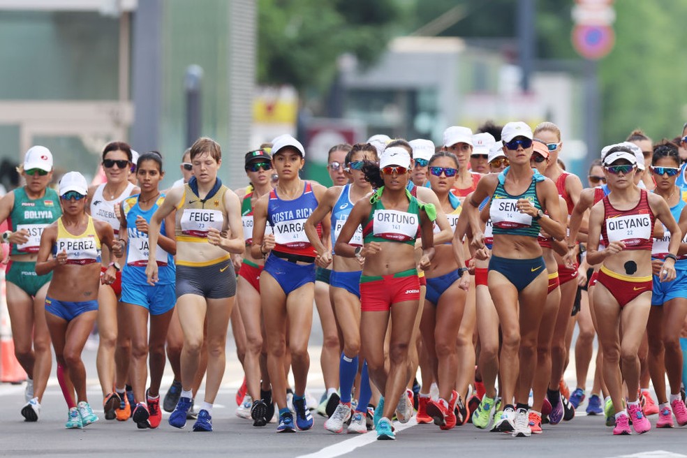 Erica na largada da marcha atlética 20km — Foto: Lintao Zhang/Getty Images