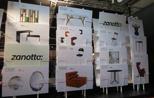 A decoração do stand da Zanotta homenageia os principais sucessos da marca. Grandes fichas com foto, nome e descrição dos móveis formavam o entorno da parte externa do espaço