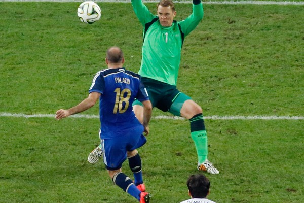 Neuer foi decisivo no lance em  que o argentino Palacio entrou livre na área. Em pé, o goleiro atrapalhou o argentino, se caísse deixaria o gol livre para o atacante (Foto: Getty images)