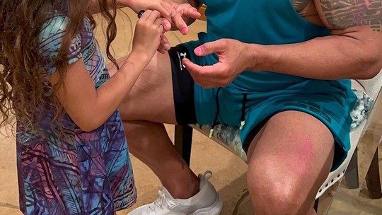 Dwayne 'The Rock' Johnson mostra resultado de manicure com a filha