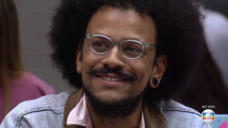 João Luiz, do BBB 21, teve cabelo comparado a uma peruca de homens das cavernas (Foto: REPRODUÇÃO/TV GLOBO)