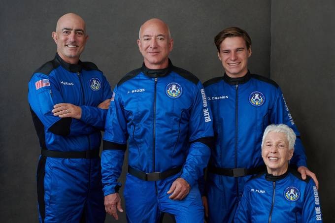 Mark Bezos, Jeff Bezos, Oliver Daemen e Wally Funk. A tripulação civil que voou no foguete particular da Blue Origin (Foto: Blue Origin/Divulgação)