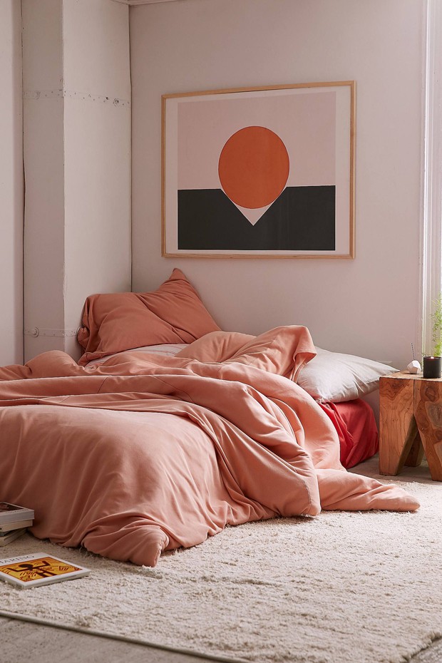 Décor do dia: rosa e living coral no quarto de casal (Foto: Urban Outfitters)
