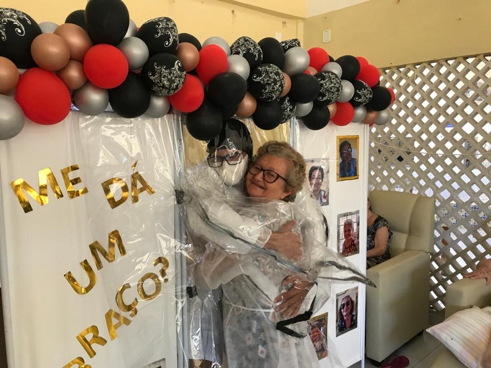 'Cortina de abraços' leva carinho a idosos de asilos em Natal — Foto: Quézia Oliveira/Inter TV Cabugi